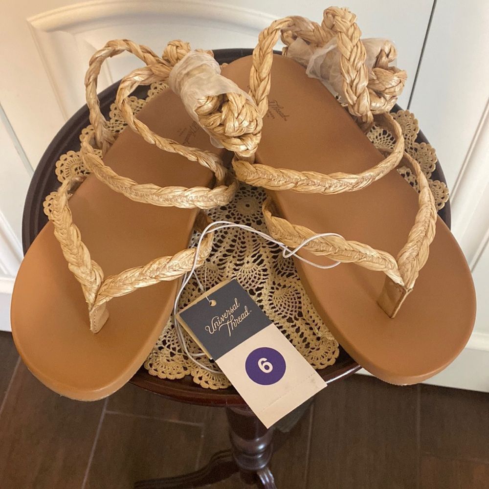 NWT Universal Thread Sandals